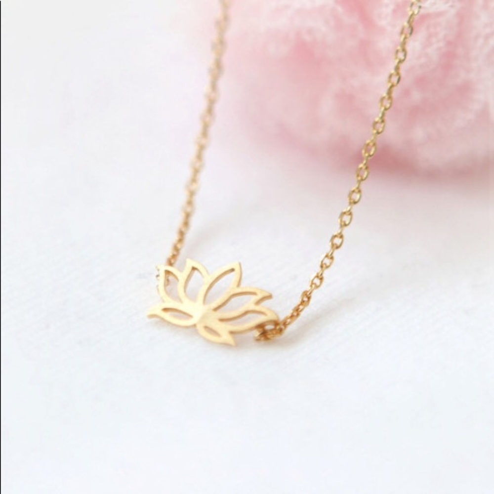 NEW Gold Toned Lotus 🪷 Necklace 💕